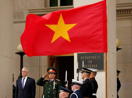 Bộ trưởng Quốc phòng Mỹ sẽ bàn về Biển Đông tại Việt Nam - 1
